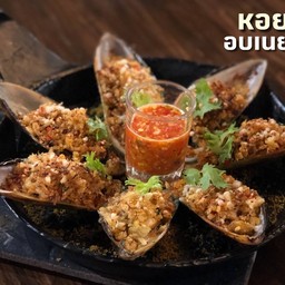 หอยแมลงภู่อบเนย เกล็ดขนมปัง พร้อมสไปซี่ซีฟู้ด