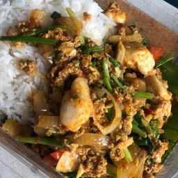 ผัดผงกระหรี่เนื้อปูราดข้าว