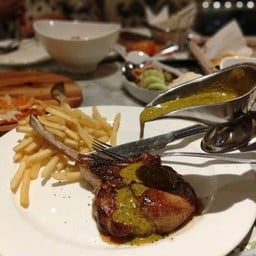 ราดซอสเพิ่มรสชาติ หมูย่างมา juicy สุดๆ ชอบๆ