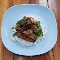 กะเพราเนื้อราดข้าว