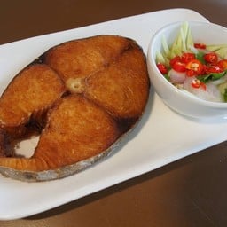 ปลาอินทรีย์ทอดน้ำปลา