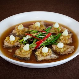 เนื้อปลากระพงนึ่งกระเทียมโทน