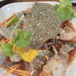 ยำปูม้ากุ้งสด 2 อย่าง