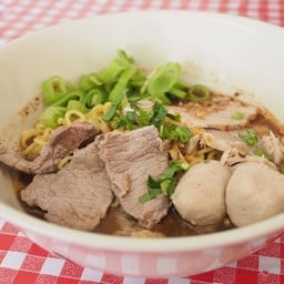 ก๋วยเตี๋ยวเรือเนื้อน่องลายและหมู อาป้า