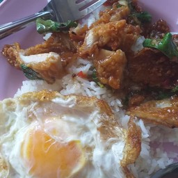 ข้าวกระเพราไก่กรอบ