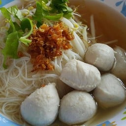 ก๋วยเตี๋ยวลูกชิ้นน้ำใส