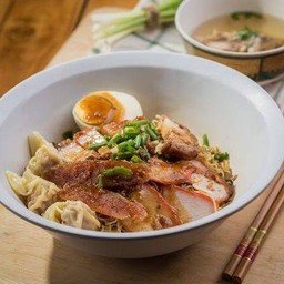 บะหมี่เกี๊ยวหมูหมูแดง -น้ำ