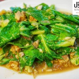 แขนงผัดหมูกรอบ