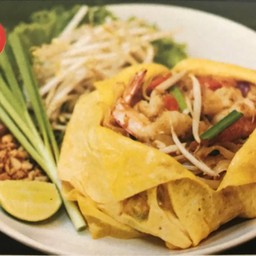 ผัดไทกุ้งสดห่อไข่