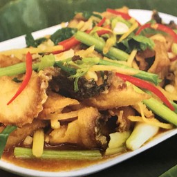 ปลาช่อนผัดคื่นฉ่าย 蒜香芹菜鱼