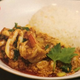 ผัดผงกะหรี่กุ้งราดข้าว