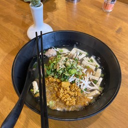 ก๋วยจั๊บรวม ฿80