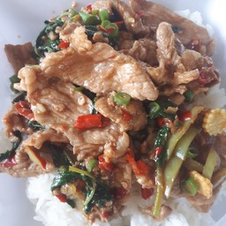 ข้าวผัดกะเพราหมูชิ้น