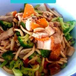 ข้าวผัดผักรวมหมูกรอบ