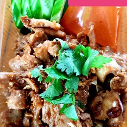 ข้าวหมูทอดกระเทียมพริกไท