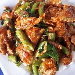 ข้าวผัดพริกแกงหมูชิ้น