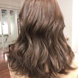 ประทับใจสีผมมากก เราบอกช่างว่าชอบหม่นๆ ไม่เอาติดแดง จริงๆอยากทำโทนเทาเลย แต่ผมเร