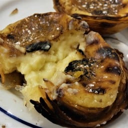 ไส้คัสตาร์ดเนื้อนุ่ม แต่ยังมีเซ็ตตัวนิดๆ