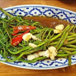 ผัดยอดกระเฉดไฟแดง