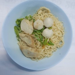 บะหมี่แห้งลูกชิ้นปลา