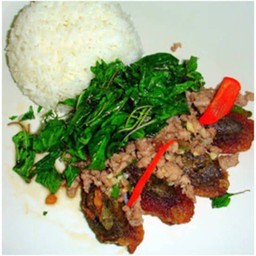 ข้าวราดไข่เยี่ยวม้ากระเพรากรอบ