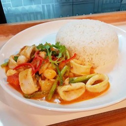 ข้าวราดปลาหมึกผัดผงกะหรี่