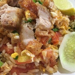 ข้าวผัดหมูกรอบ
