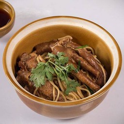 ขาไก่อบบะหมี่