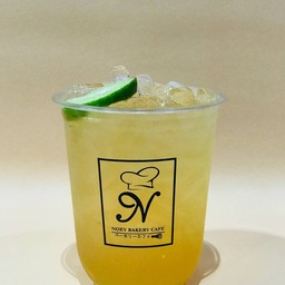 Fresh lemon tea