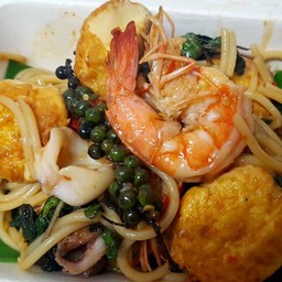 ผัดมาม่าขี้เมาทะเลกับเต้าหู้ไข่ทอด