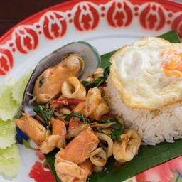 กะเพรารวมมิตรทะเลไข่ดาว