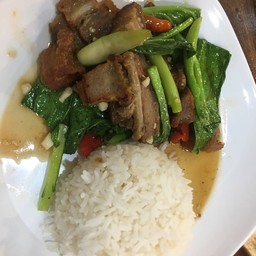 ข้าวผัดคะน้าหมูกรอบ