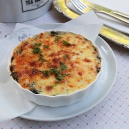 Cheese trio spinach with grilled bacon gratin ผักโขมอบชีส