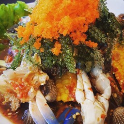 ยำปูม้า+สาหร่ายพวงองุ่น+ไข่กุ้ง