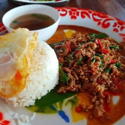 กะเพราเนื้อสับไข่ดาว