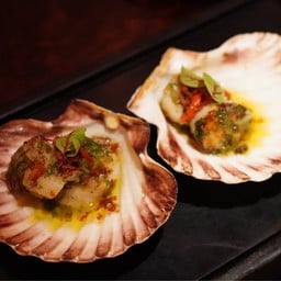 หอยเชลสดๆ ตัวขนาดปานกลาง นำมาย่างหอมๆ เนื้อหวานสุดจะบรรยาย ตัวเดียวไม่พอ ต้องขอส