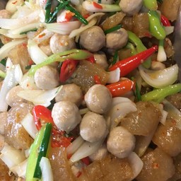ผัดลูกชิ้นหนังหมู