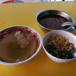 บนโต๊ะมีน้ำจิ้ม ขิงสับ พริก ไว้ให้สามารถตักเองได้ไม่อั้น ถูกใจคนชอบกินน้ำจิ้มเยอ