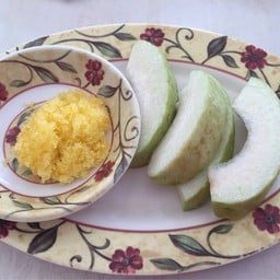 เอกลักษณ์ของร้านนี้คือมีแถมฝรั่งให้กินทุกโต๊ะ