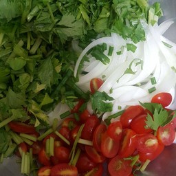 ผักชี ต้นหอม หอมใหญ่ มะเขือเทศสดๆทุกวัน
