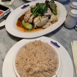 ข้าวมันไก่แบบสั่งมาแชร์กับเพื่อนค่ะ อิ่มๆจุกๆกันไป