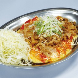 ข้าวแกงกะหรี่ออมเล็ตหมูสามชั้นผัดซอส