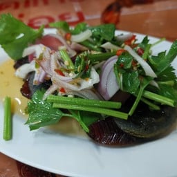 ยำไข่เยี่ยวม้ารสชาดเปรี้ยวหวาน​ อร่อยมากๆลงตัว