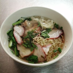 ราชาบ่ะหมี่เกี้ยวหมูแดงข้าวหมูแดงหมูกรอบนายชัยเย็นตาโฝ