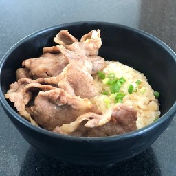ข้าวผัดกระเทียมหมูย่างจิ้มแจ่ว