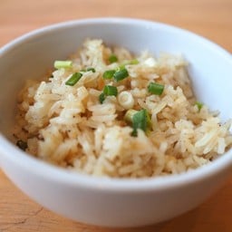 ข้าวกระเทียม