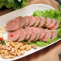 แหนมสดใบมะยม หรือยำแหนมสด