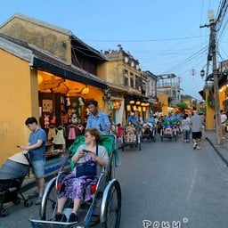 กิจกรรมเสียเงิน นั่งรถถีบชมเมืองเก่า