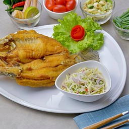ปลากะพงทอดราดน้ำปลา/เป็นตัว