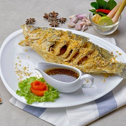 ปลากะพงทอดราดกระเทียม/เป็นตัว
